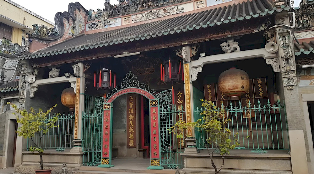 Cổng tam quan có đường cong mềm mại, treo đèn lồng đặc trưng của văn hóa Trung Hoa